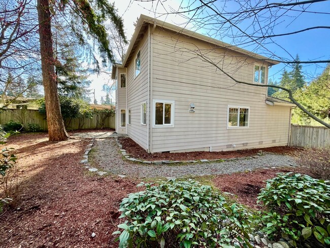 Building Photo - Edmonds 3bed 2.5 House with large yard clo...