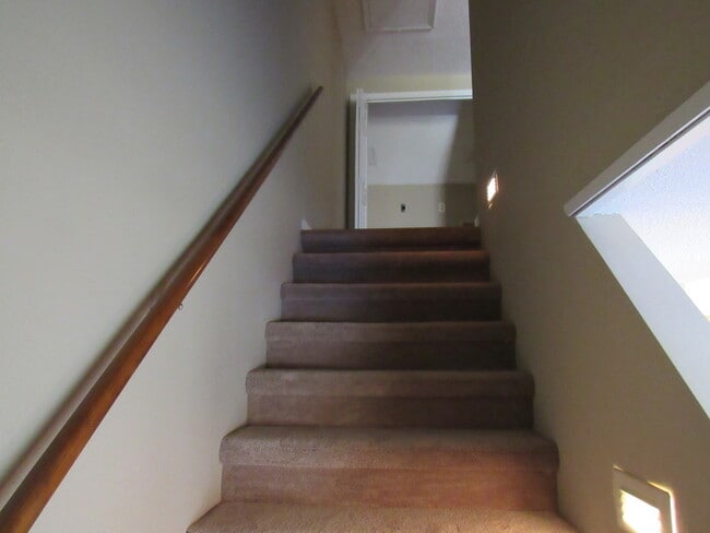 Building Photo - Charming 2-Bed, 2-Bath Townhouse in NW Kno...