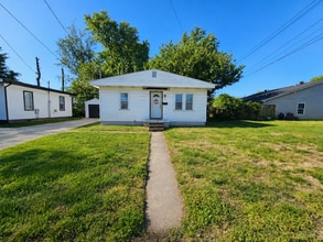 Building Photo - 2 bed 1 bath with Garage