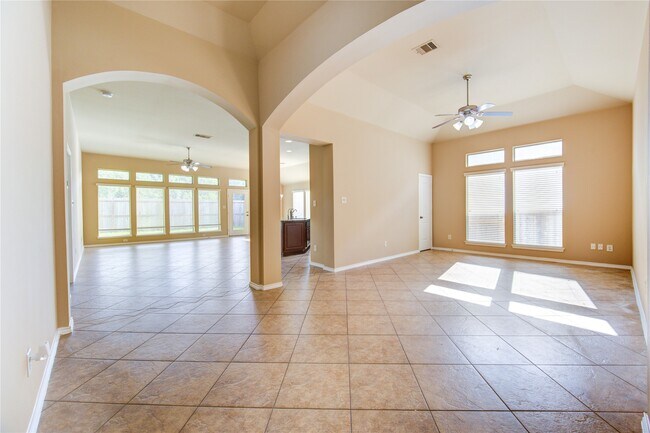 Building Photo - 5615 Stoneridge Ct