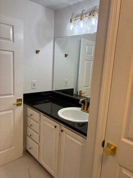 Building Photo - 501 Knights Run Ave