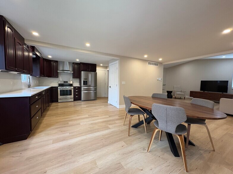 Building Photo - 5565 S Lansing Ct