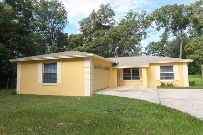Building Photo - Sanford Home - 3/2 with garage and huge yard
