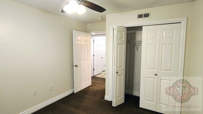 Building Photo - Great 3 Bed 2 Bath Sandy Condo!!