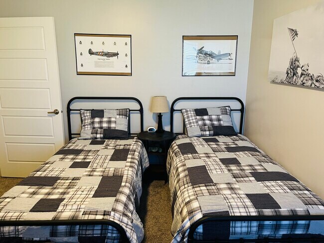 Building Photo - 2721 Hazel Dr