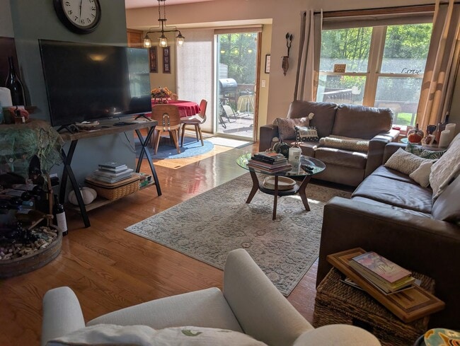 Building Photo - 607 Tamarack Dr W