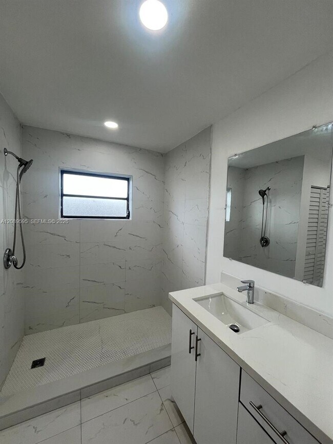 Building Photo - 1400 W 39th Pl