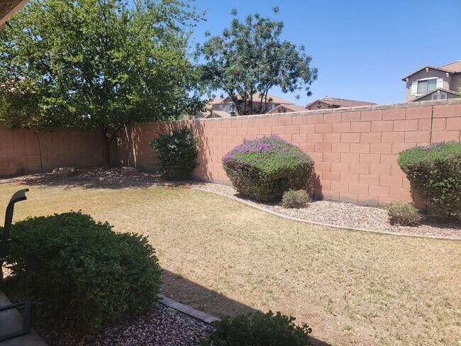 Building Photo - 3-Bedroom / 2-Bathroom Home with Attached ...