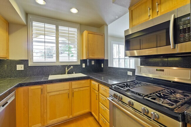 Building Photo - Downtown Mountain View l Stylish Home