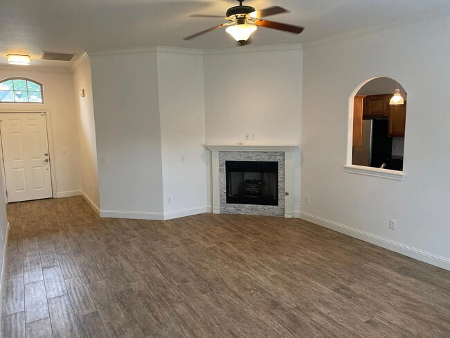 Building Photo - Available August 1st! Recently Updated 3-B...