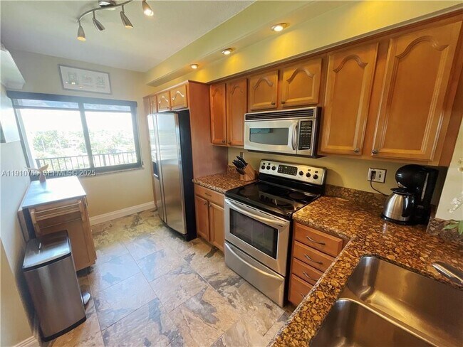 Building Photo - 2300 NE 33rd Ave