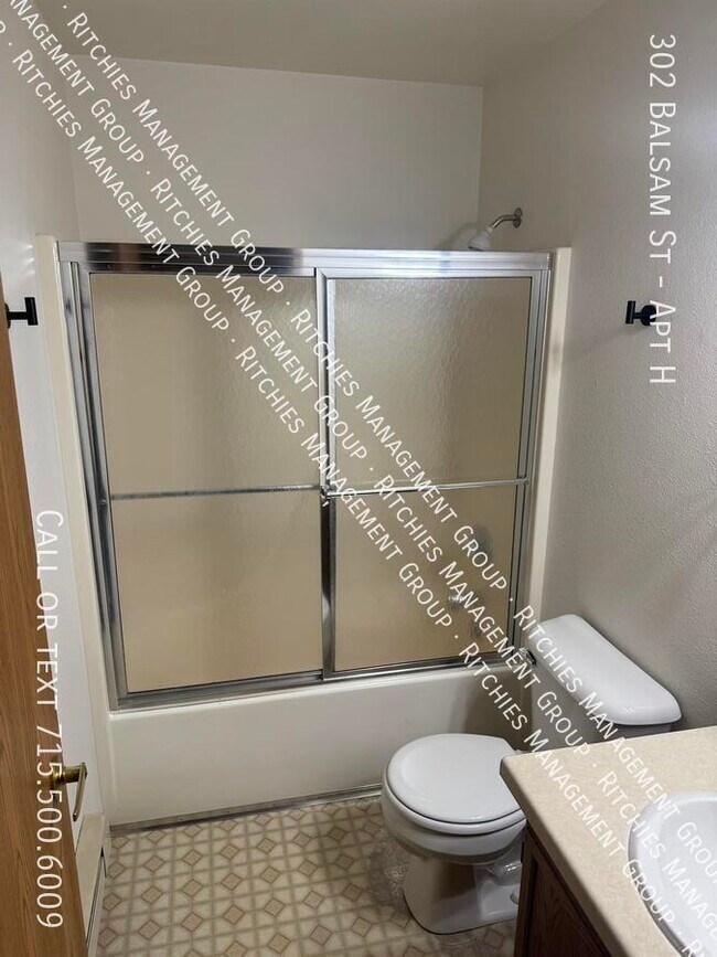 Building Photo - 302 Balsam St