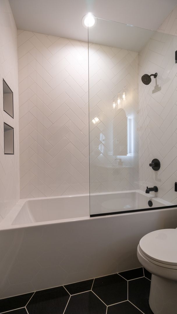 Building Photo - Newly Rehabbed 3-bedroom, 2-bath Gem with In-Unit Washer/Dryer! Discover Uptown Living.