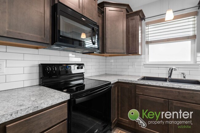 Building Photo - Newly Built 3 Bedroom Beauty: Lawn care and trash included!