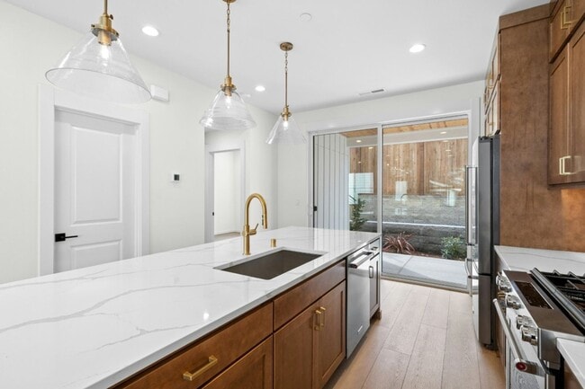 Building Photo - 3bd/2.75ba Redmond Home