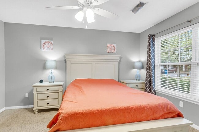 Building Photo - Spacious Townhome Prime Location!