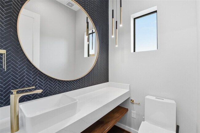 Building Photo - 529 Memorial Heights Dr