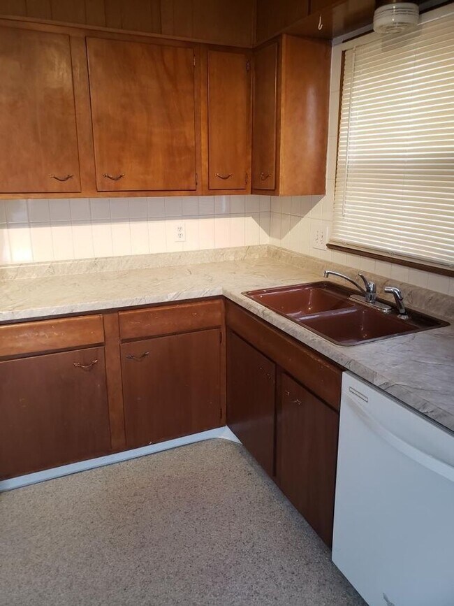 Building Photo - COMING SOON- Great location and layout for families or roomates, 3 bed 1.5 bath $1,825