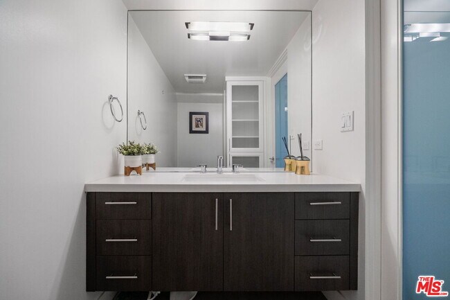 Building Photo - 11023 Fruitland Dr