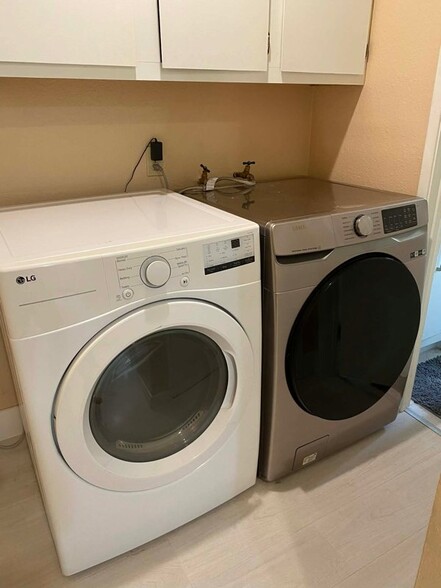 Building Photo - 412 Persifer St