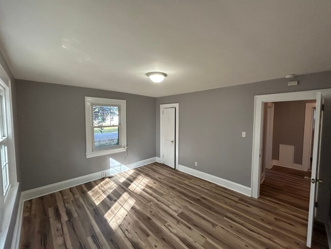 Building Photo - 209 Long Cir