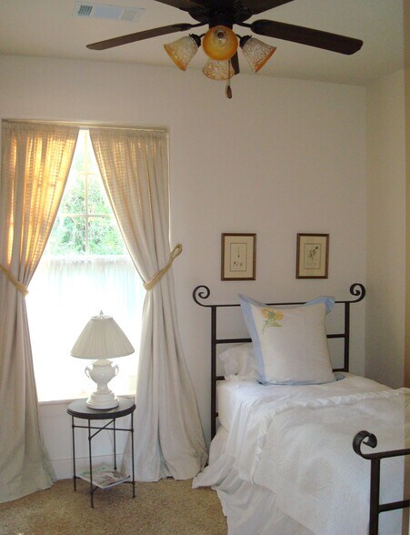 Building Photo - 18 N Olive Ave