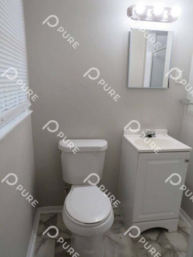 Building Photo - 2217 Linde St NW