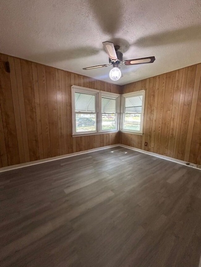 Building Photo - Bright Cape w/ Sunroom, Central Air, Big B...