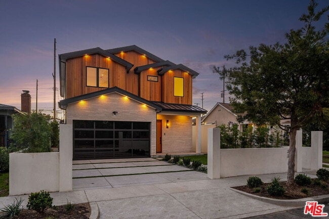 Building Photo - 3517 Redwood Ave