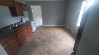 Building Photo - 640 N Cherry St