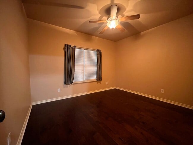 Building Photo - Gated Entry 5 bedroom, 3.5 Bath Home on 16...