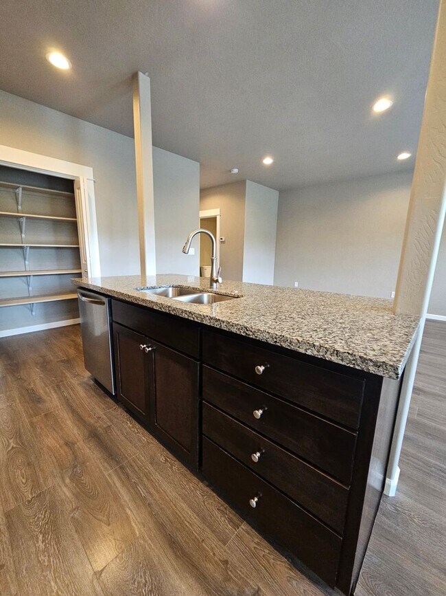 Building Photo - Beautiful Townhome in East Medford