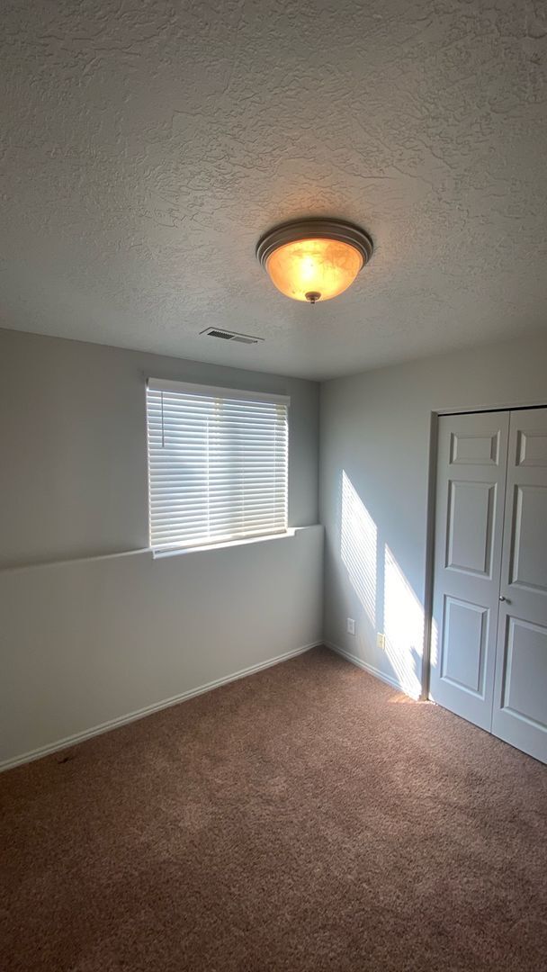 Building Photo - Move in Discount - 3 bedroom, 1 bathroom a...