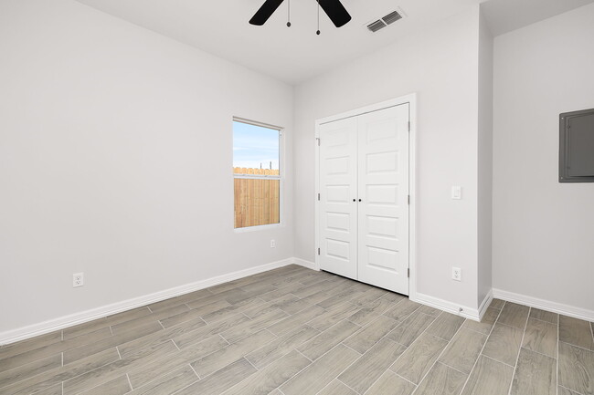 Building Photo - 404 N Alexandrite Ave