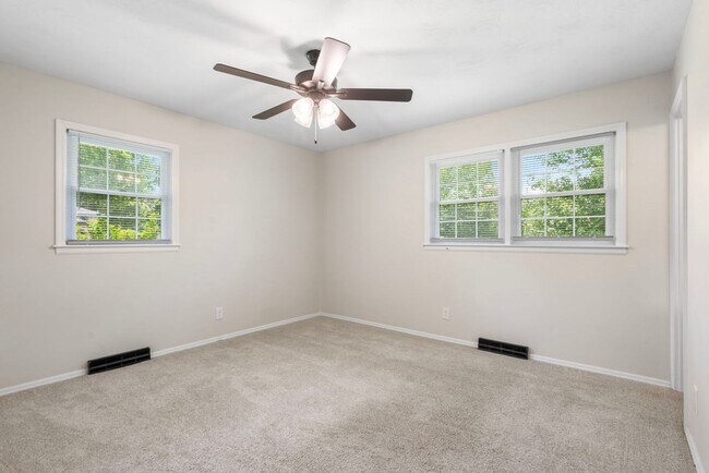 Building Photo - 4267 S Ridgecrest Dr