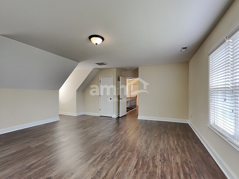 Building Photo - 483 Quick Silver Dr