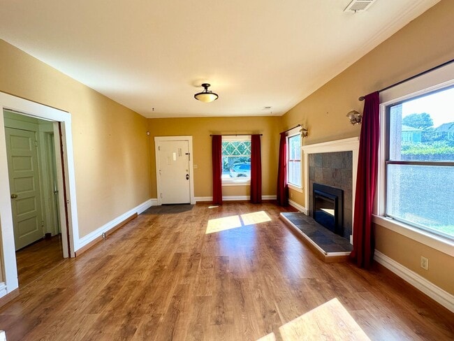 Building Photo - Craftsman Bungalow with Fantastic Fenced Yard