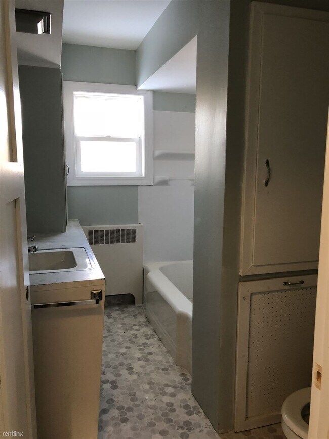 Building Photo - 3 br, 1 bath House - 1630 Hill Ave