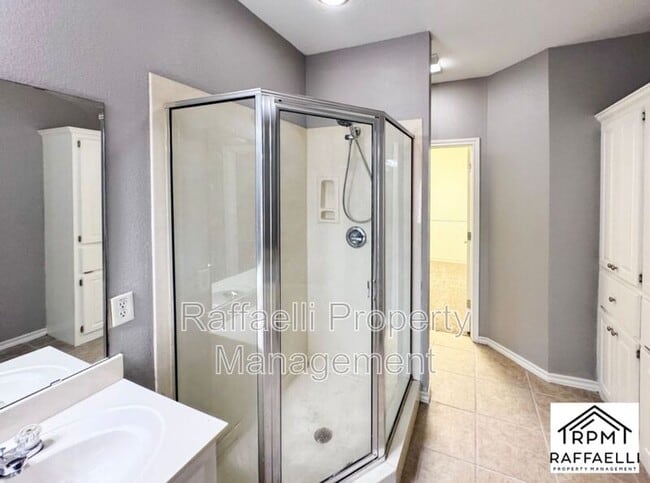 Building Photo - 6 Fernwood Dr