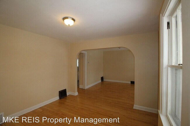 Living Room - 2902 E Van Norman Ave