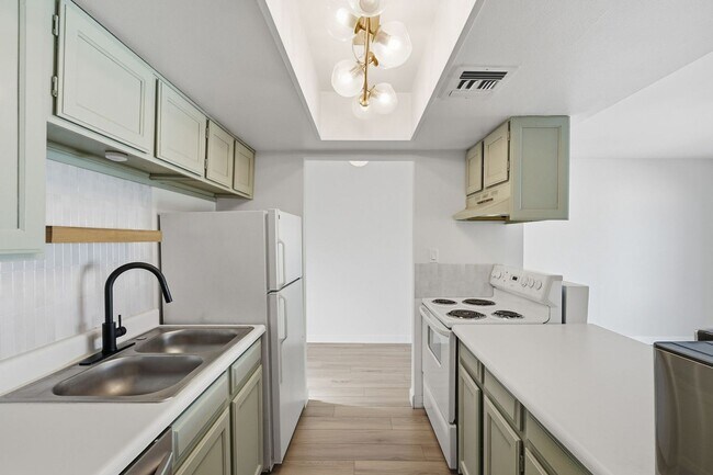 Building Photo - Less than 2 miles from Old Town Scottsdale!