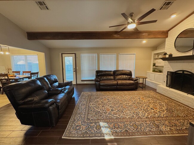 Building Photo - Discover Your Edmond Oasis! AVAILABLE JANU...