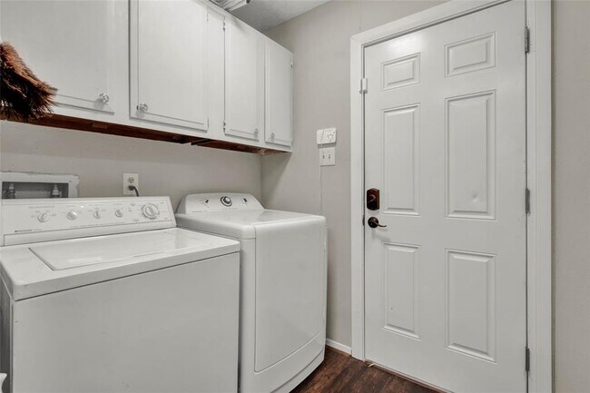 Building Photo - 6208 Brookdale Dr