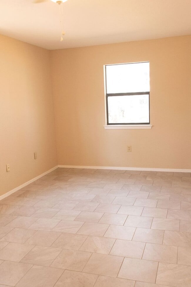 Building Photo - Newly Remodeled 3/2/1 on Wooded Lot