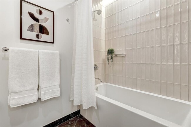 Building Photo - 610 Davis St