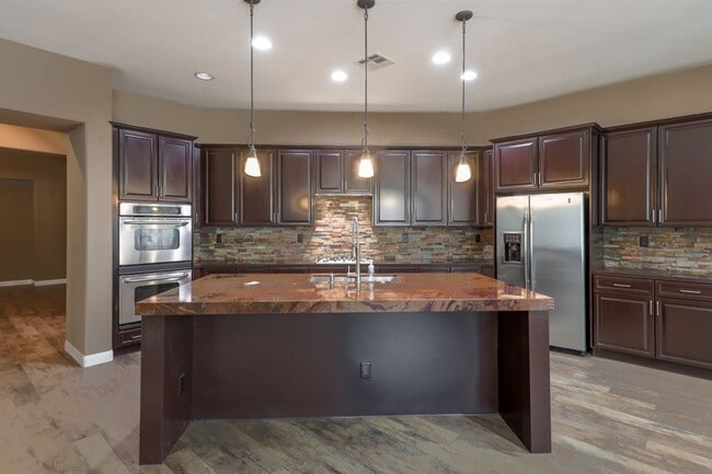 Building Photo - Fabulous Single Story 3 Bedroom Home Conve...