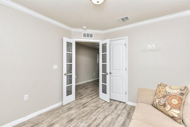 Building Photo - 220 Comal Ln