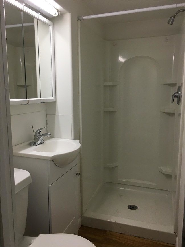 Building Photo - 1044 College St N