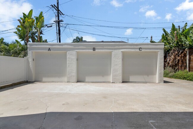 Building Photo - Silver Lantern St. Apts.