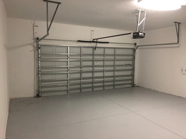 Building Photo - Lakefront Single Story 3/2 Home  FREE washer dryer, Internet, Cable and Phone